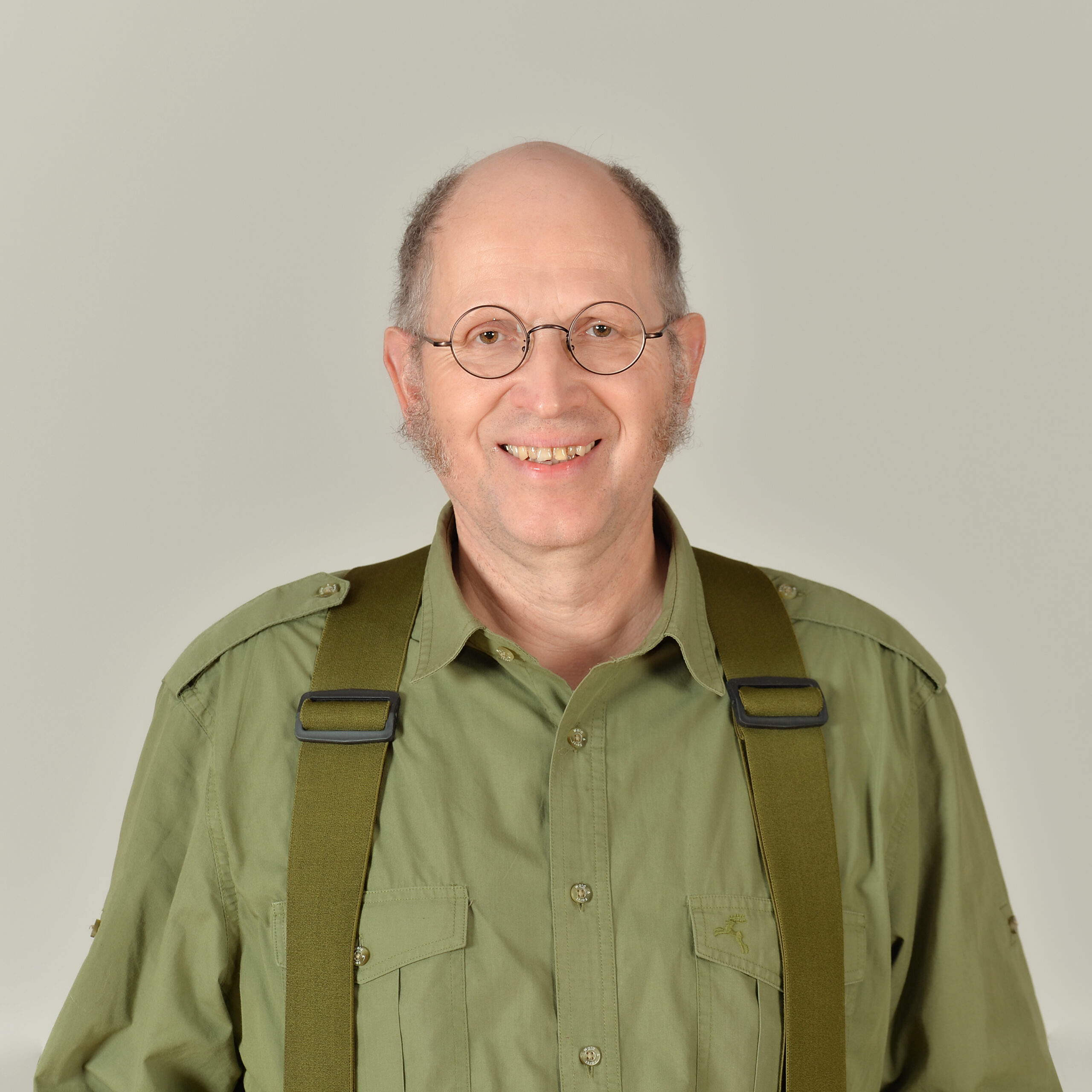 Profilbild von Rolf Meier. Er trägt ein grünes Hemd und grüne Hosenträger.